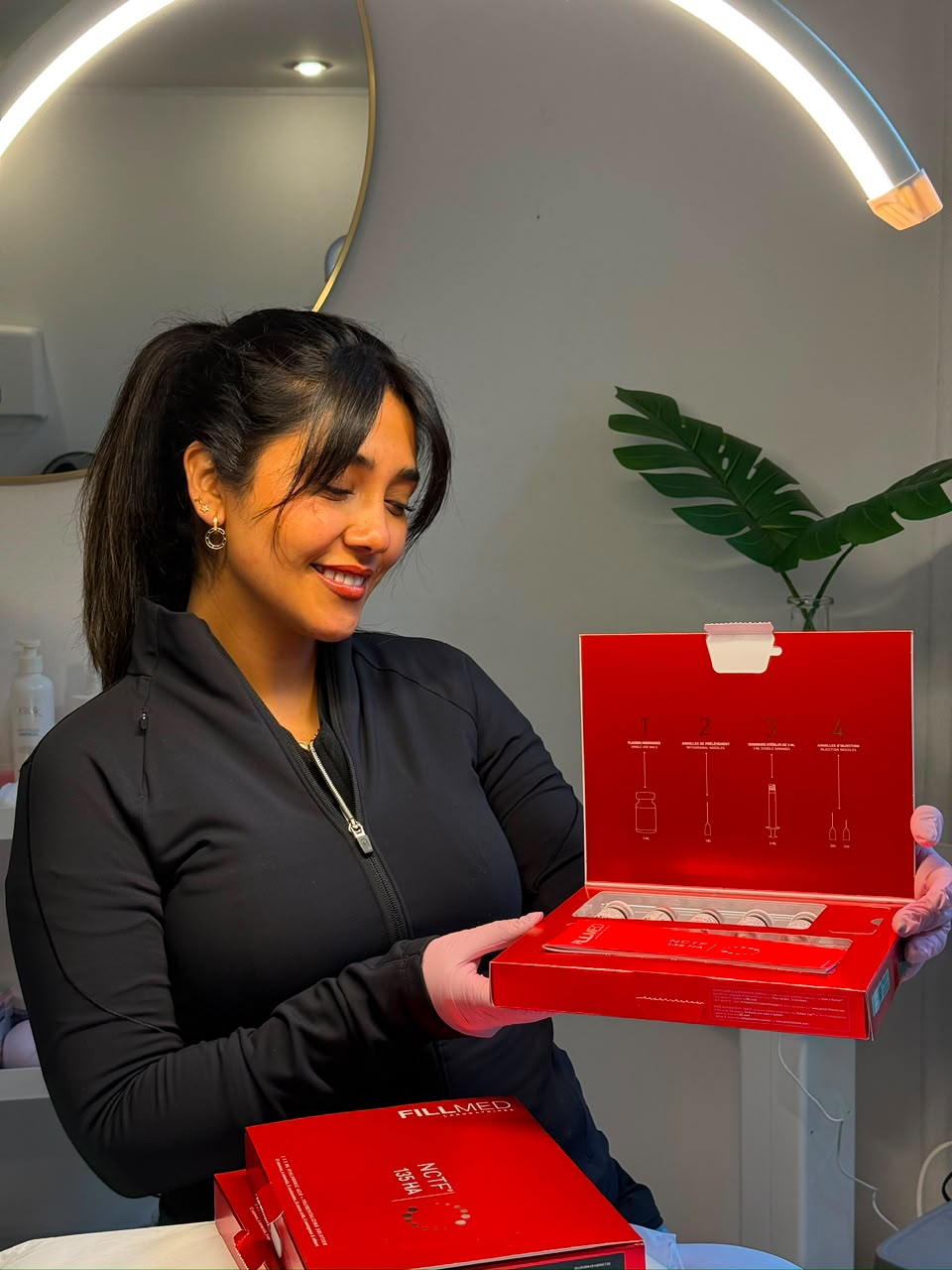 Esteticista de Bela Spa con producto de tratamiento facial